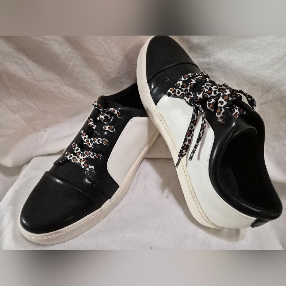 Journee Collection Comfort Foam™ Taschi Womans Sneakers NWOB Size 10